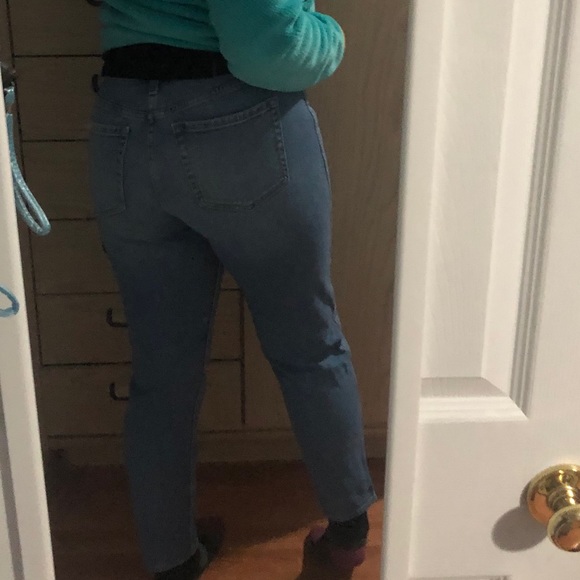 Hollister Ultra High-Rise Mom Jeans - Picture 5 of 6